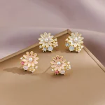 Daisy Pearl Ear Studs