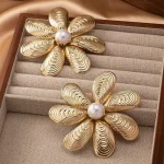 Elegant Retro Flower Plating Metal Ear Studs - Image 3